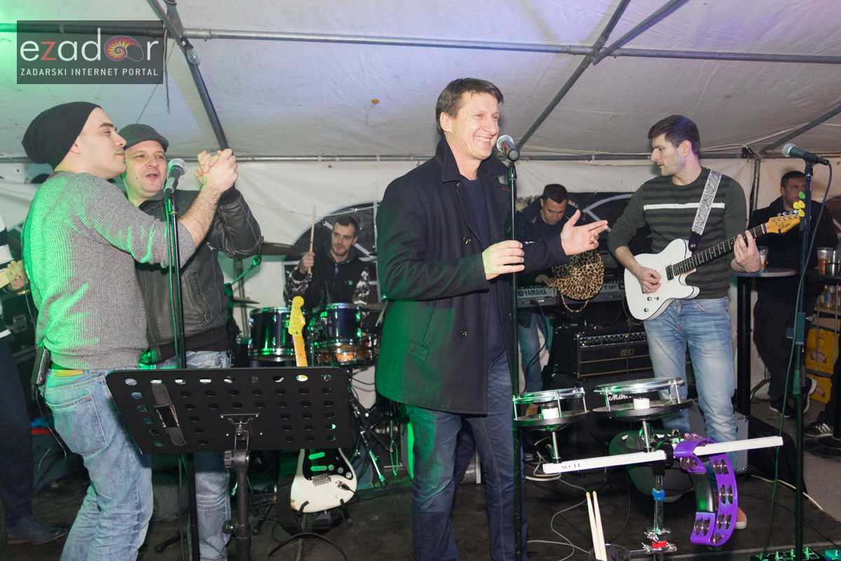 Humanitarni koncert “ZaDar Anđeli” održan je pod šatorom u u dvorištu Gimnazije Jurja Barakovića u Perivoju Vladimira Nazora