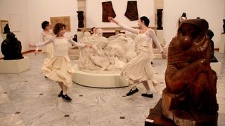 Glazbeno-plesni performans “Ona koja nosi”, foto: Iva Perinčić Glazbeno-plesni performans “Ona koja nosi”, foto: Iva Perinčić