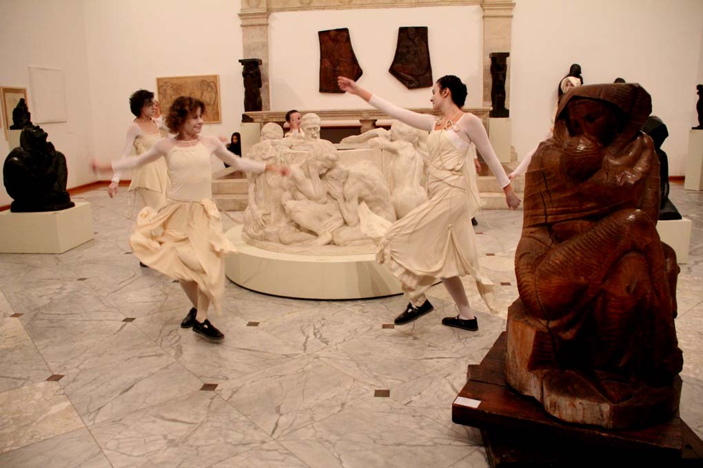 Glazbeno-plesni performans “Ona koja nosi”, foto: Iva Perinčić Glazbeno-plesni performans “Ona koja nosi”, foto: Iva Perinčić