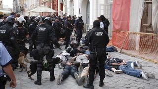 Temisvar, Rumunjska, 011009.
Na jednom od gradskih trgova doslo je do sukoba izmedju navijaca Dinama i rumunjskih navijaca pred utakmicu Temisvar – Dinamo. Policija je nerede vrlo brzo ugusila.
Foto: CROPIX Temisvar, Rumunjska, 011009.
Na jednom od gradskih trgova doslo je do sukoba izmedju navijaca Dinama i rumunjskih navijaca pred utakmicu Temisvar – Dinamo. Policija je nerede vrlo brzo ugusila.
Foto: CROPIX