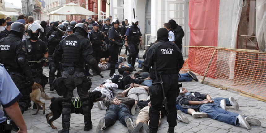 Temisvar, Rumunjska, 011009.
Na jednom od gradskih trgova doslo je do sukoba izmedju navijaca Dinama i rumunjskih navijaca pred utakmicu Temisvar – Dinamo. Policija je nerede vrlo brzo ugusila.
Foto: CROPIX Temisvar, Rumunjska, 011009.
Na jednom od gradskih trgova doslo je do sukoba izmedju navijaca Dinama i rumunjskih navijaca pred utakmicu Temisvar – Dinamo. Policija je nerede vrlo brzo ugusila.
Foto: CROPIX