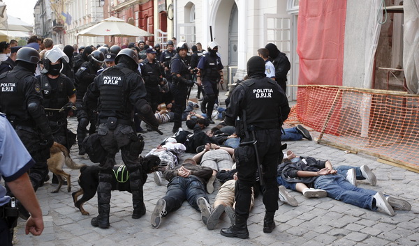 Temisvar, Rumunjska, 011009.
Na jednom od gradskih trgova doslo je do sukoba izmedju navijaca Dinama i rumunjskih navijaca pred utakmicu Temisvar – Dinamo. Policija je nerede vrlo brzo ugusila.
Foto: CROPIX Temisvar, Rumunjska, 011009.
Na jednom od gradskih trgova doslo je do sukoba izmedju navijaca Dinama i rumunjskih navijaca pred utakmicu Temisvar – Dinamo. Policija je nerede vrlo brzo ugusila.
Foto: CROPIX