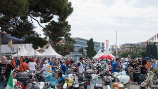Spektakularni defile vespaša, foto: Vinko Pešić Spektakularni defile vespaša, foto: Vinko Pešić