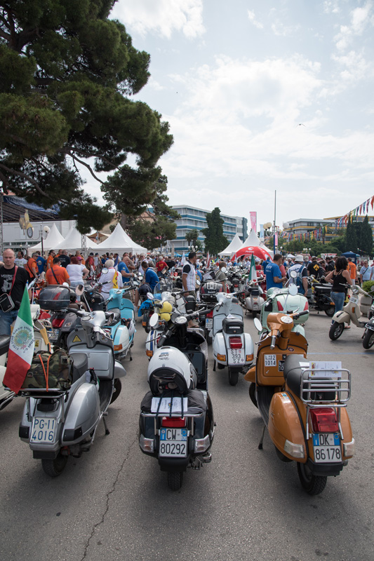 Spektakularni defile vespaša, foto: Vinko Pešić Spektakularni defile vespaša, foto: Vinko Pešić