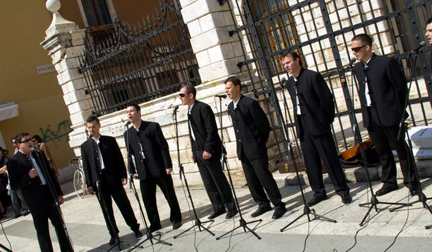 Klapa Kadena na Narodnom trgu, 12. travnja 2009.