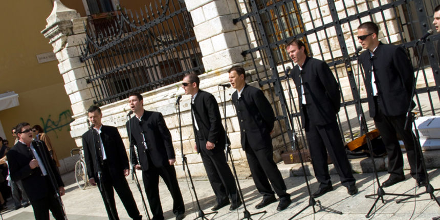 Klapa Kadena na Narodnom trgu, 12. travnja 2009.