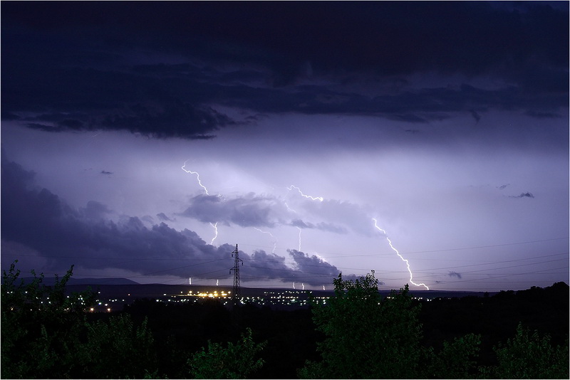 Jutros oko 4 sata nad Zadrom se sručila snažna ljetna grmljavinska nevera praćena snažnom kišom a mjestimično i tučom koja je portajala nekih pola sata Jutros oko 4 sata nad Zadrom se sručila snažna ljetna grmljavinska nevera praćena snažnom kišom a mjestimično i tučom koja je portajala nekih pola sata