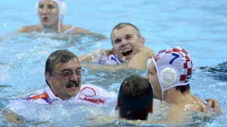 London, 120812.
Vaterpolo Arena.
Hrvatska muska vaterpolo reprezentacija igra finalnu utakmicu protiv Italije tijekom Olimpijskih Igara u Londonu.
Na fotografiji: Hrvatska je osvojila zlatnu medalju, izbornik Ratko Rudic u bazenu sa igracima.
Foto: Drago London, 120812.
Vaterpolo Arena.
Hrvatska muska vaterpolo reprezentacija igra finalnu utakmicu protiv Italije tijekom Olimpijskih Igara u Londonu.
Na fotografiji: Hrvatska je osvojila zlatnu medalju, izbornik Ratko Rudic u bazenu sa igracima.
Foto: Drago