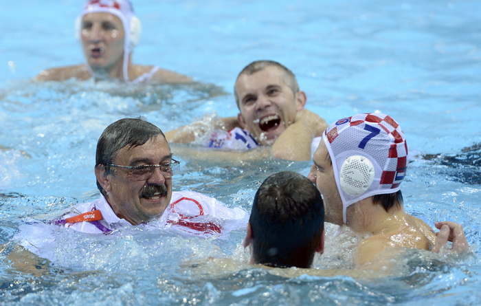 London, 120812.
Vaterpolo Arena.
Hrvatska muska vaterpolo reprezentacija igra finalnu utakmicu protiv Italije tijekom Olimpijskih Igara u Londonu.
Na fotografiji: Hrvatska je osvojila zlatnu medalju, izbornik Ratko Rudic u bazenu sa igracima.
Foto: Drago London, 120812.
Vaterpolo Arena.
Hrvatska muska vaterpolo reprezentacija igra finalnu utakmicu protiv Italije tijekom Olimpijskih Igara u Londonu.
Na fotografiji: Hrvatska je osvojila zlatnu medalju, izbornik Ratko Rudic u bazenu sa igracima.
Foto: Drago