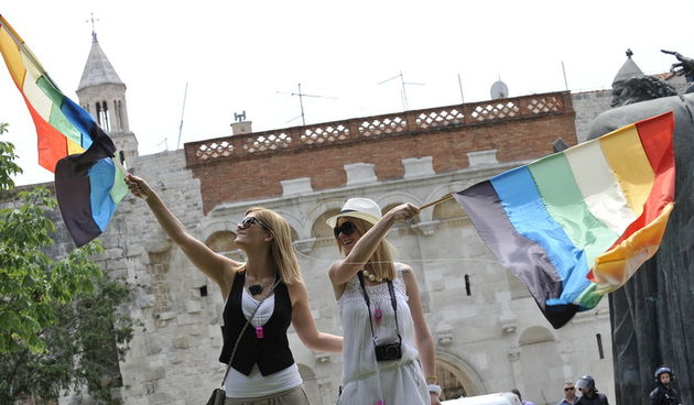 Split, 110611.
U Splitu se po prvi put odrzava Gay Pride koji organiziraju udruge Kontra, Iskorak i Domine. Povorka ponosa LGBT, prva izvan Zagreba, prolazi od Djardina preko Marmontove ulice i Rive do Peristila gdje je predvidjen prigodni programa.
Na sl