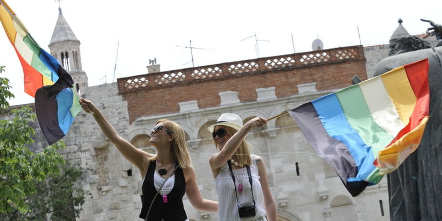 Split, 110611.
U Splitu se po prvi put odrzava Gay Pride koji organiziraju udruge Kontra, Iskorak i Domine. Povorka ponosa LGBT, prva izvan Zagreba, prolazi od Djardina preko Marmontove ulice i Rive do Peristila gdje je predvidjen prigodni programa.
Na sl Split, 110611.
U Splitu se po prvi put odrzava Gay Pride koji organiziraju udruge Kontra, Iskorak i Domine. Povorka ponosa LGBT, prva izvan Zagreba, prolazi od Djardina preko Marmontove ulice i Rive do Peristila gdje je predvidjen prigodni programa.
Na sl
