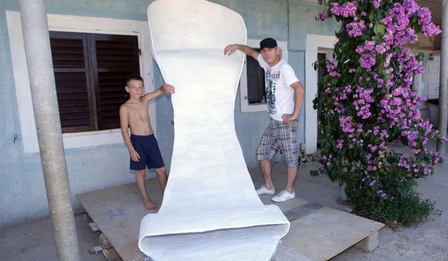 2.08.2013., Gorica – Zeljko Kulas iz Gorice, i njegova morska stikla koja je na 3. Festivalu suvenira Zadarske zupanije osvojila zlatnu medalju, odlaze na 6. medjunarodni sajm inovacija, eko ideja, proizvoda i tehnologija u poljoprivredi i prehrambenoj in