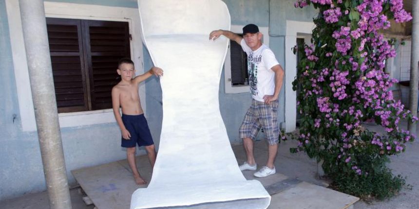 2.08.2013., Gorica – Zeljko Kulas iz Gorice, i njegova morska stikla koja je na 3. Festivalu suvenira Zadarske zupanije osvojila zlatnu medalju, odlaze na 6. medjunarodni sajm inovacija, eko ideja, proizvoda i tehnologija u poljoprivredi i prehrambenoj in 2.08.2013., Gorica – Zeljko Kulas iz Gorice, i njegova morska stikla koja je na 3. Festivalu suvenira Zadarske zupanije osvojila zlatnu medalju, odlaze na 6. medjunarodni sajm inovacija, eko ideja, proizvoda i tehnologija u poljoprivredi i prehrambenoj in