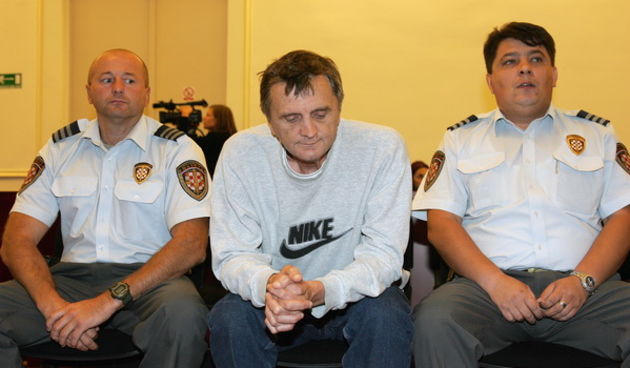 Zagreb, 220909. Zupanijski sud. Pocelo je sudjenje Mladenu Slogaru za ubojstvo odvjetnicke vjezbenice Ivane Hodak 5. listopada prosle godine u Hatzovoj 2.  Slogar uoci pocetka sudjenja s pogledom cijelo vrijeme uperenim prema dolje. Foto: Davor Pongracic