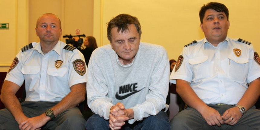 Zagreb, 220909. Zupanijski sud. Pocelo je sudjenje Mladenu Slogaru za ubojstvo odvjetnicke vjezbenice Ivane Hodak 5. listopada prosle godine u Hatzovoj 2.  Slogar uoci pocetka sudjenja s pogledom cijelo vrijeme uperenim prema dolje. Foto: Davor Pongracic