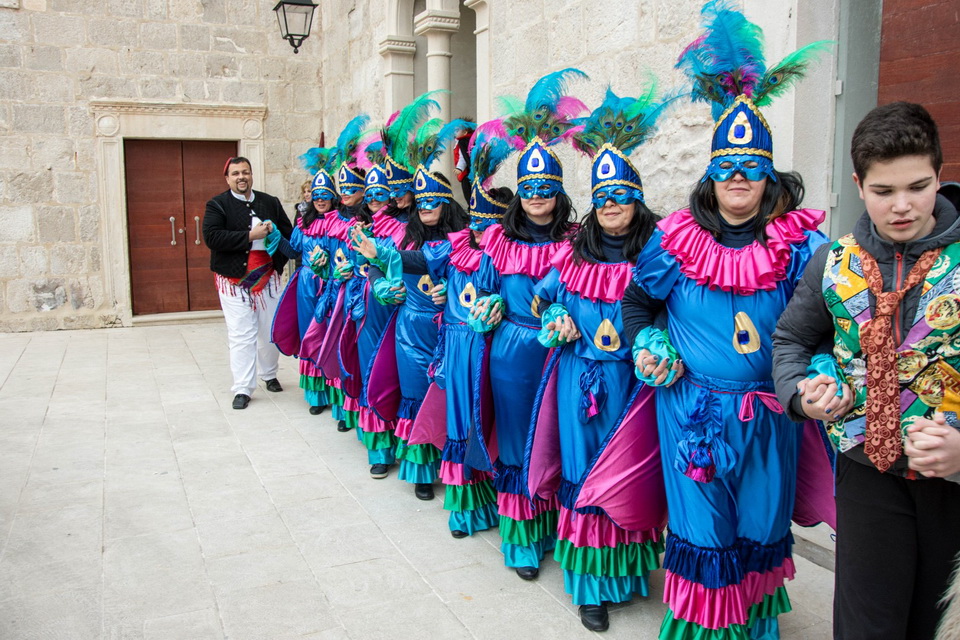 Paški zimski karneval 2017.- Maškarane skupine u karnevalskoj povorci Paški zimski karneval 2017.- Maškarane skupine u karnevalskoj povorci