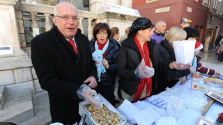 Zadar, 221212.
Predblagdansko subotnje jutro na zadarskom Poluotoku bilo je bogato raznim dogadjanjima. Tako su na trgu Caritas Zadarske nadbiskupije i Dom za odrasle osobe sv. Frane organizirali humanitarnu akciju Zadar, 221212.
Predblagdansko subotnje jutro na zadarskom Poluotoku bilo je bogato raznim dogadjanjima. Tako su na trgu Caritas Zadarske nadbiskupije i Dom za odrasle osobe sv. Frane organizirali humanitarnu akciju