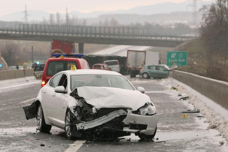Na autocesti A1 poslije sv. Roka u smjeru Zagreba, kod tunela Krpani, u 6.15 sati sudarilo se 20-ak vozila u nekoliko lančanih sudara, Foto: Dino Stanin/PIXSELL Na autocesti A1 poslije sv. Roka u smjeru Zagreba, kod tunela Krpani, u 6.15 sati sudarilo se 20-ak vozila u nekoliko lančanih sudara, Foto: Dino Stanin/PIXSELL