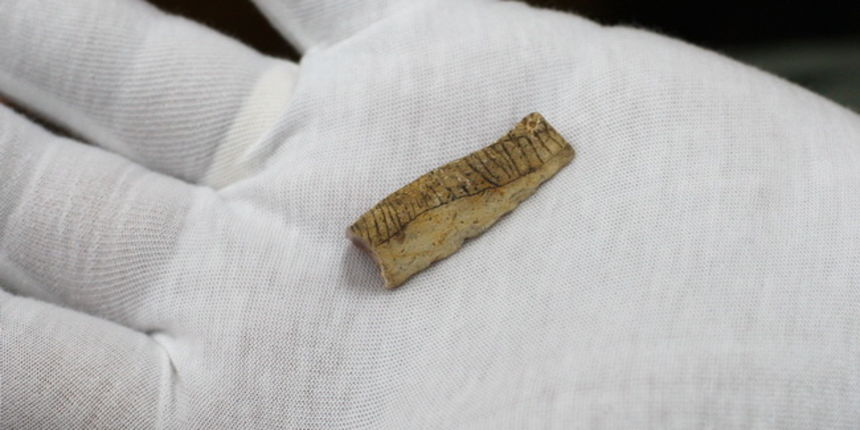 Zadar, 230610.
Na arheoloskom nalazistu u pecini Vlakno na Dugom otoku izmedju ostalih nakitnih predmeta pronadjen je i predmet ukrasen nizom kratkih paralelnih i dva vodoravna ureza za koje se sumnja da su umjetno izradjeni. Star oko 15 000 godina moze Zadar, 230610.
Na arheoloskom nalazistu u pecini Vlakno na Dugom otoku izmedju ostalih nakitnih predmeta pronadjen je i predmet ukrasen nizom kratkih paralelnih i dva vodoravna ureza za koje se sumnja da su umjetno izradjeni. Star oko 15 000 godina moze