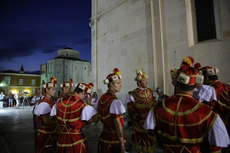 05.07.2013., Zadar – Na Trgu opatice Cike, ispred crkve svete Marije, gostovalo je Hrvatsko glazbeno drustvo sveta Cecilija iz Korcule. Izveli su tradicionalnu moresku, romanticni ples s macevima. Photo: Filip Brala/PIXSELL
