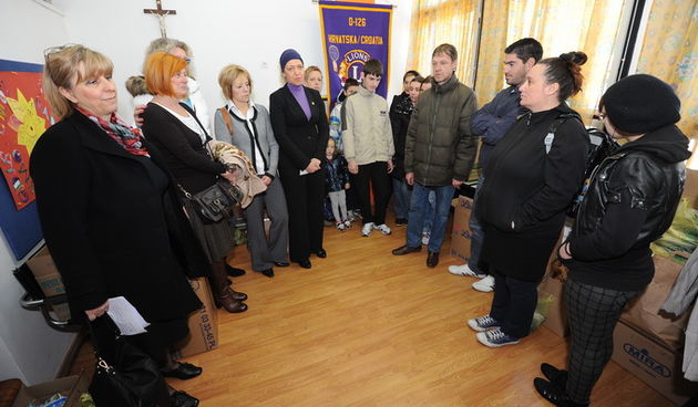 Zadar, 270313
Danas je u organizaciji Lions kluba u prostorijama Caritasa potrebitim obiteljima pred Uskrs podjeljena pomoc u obliku hrane, pelena, i slicnih potrepstina.
Na fotografiji: detalj s dogadjaja.
Foto: Luka Gerlanc / CROPIX