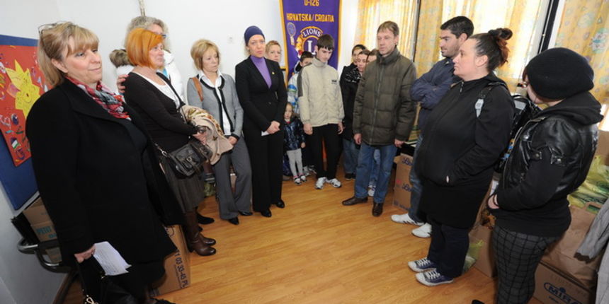Zadar, 270313
Danas je u organizaciji Lions kluba u prostorijama Caritasa potrebitim obiteljima pred Uskrs podjeljena pomoc u obliku hrane, pelena, i slicnih potrepstina.
Na fotografiji: detalj s dogadjaja.
Foto: Luka Gerlanc / CROPIX Zadar, 270313
Danas je u organizaciji Lions kluba u prostorijama Caritasa potrebitim obiteljima pred Uskrs podjeljena pomoc u obliku hrane, pelena, i slicnih potrepstina.
Na fotografiji: detalj s dogadjaja.
Foto: Luka Gerlanc / CROPIX