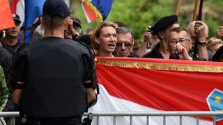 Srb: Uz Thompsonove pjesme prosvjednici ispred interventne policije protiv obljetnice Ustanka, Photo: Dino Stanin/PIXSELL