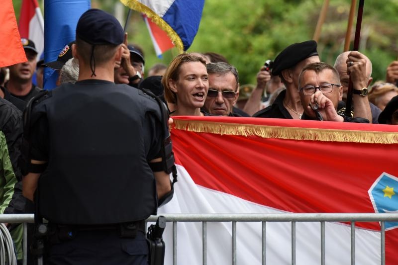 Srb: Uz Thompsonove pjesme prosvjednici ispred interventne policije protiv obljetnice Ustanka, Photo: Dino Stanin/PIXSELL