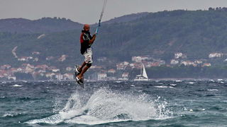 Kiteri i surferi uživali u jakom jugu