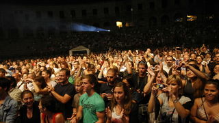 Pula, 130810.
Joss Stone i Solomon Burke odrzali koncert u pulskoj areni. Dvoje velikana soul glazbe, odlicni glazbenici sasvim razlicitih generacija, mlada Britanka Joss Stone ima 23 godine a americka soul legenda Solomon Burke navrsava 70.
Foto: Goran S Pula, 130810.
Joss Stone i Solomon Burke odrzali koncert u pulskoj areni. Dvoje velikana soul glazbe, odlicni glazbenici sasvim razlicitih generacija, mlada Britanka Joss Stone ima 23 godine a americka soul legenda Solomon Burke navrsava 70.
Foto: Goran S