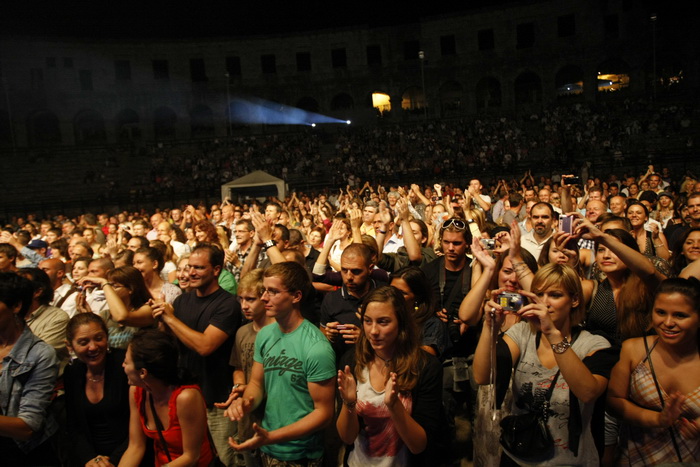 Pula, 130810.
Joss Stone i Solomon Burke odrzali koncert u pulskoj areni. Dvoje velikana soul glazbe, odlicni glazbenici sasvim razlicitih generacija, mlada Britanka Joss Stone ima 23 godine a americka soul legenda Solomon Burke navrsava 70.
Foto: Goran S Pula, 130810.
Joss Stone i Solomon Burke odrzali koncert u pulskoj areni. Dvoje velikana soul glazbe, odlicni glazbenici sasvim razlicitih generacija, mlada Britanka Joss Stone ima 23 godine a americka soul legenda Solomon Burke navrsava 70.
Foto: Goran S