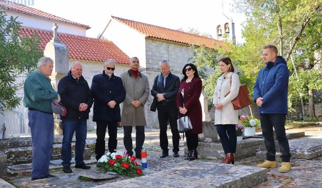 Položeno cvijeće na grob Ante Kuzmanića