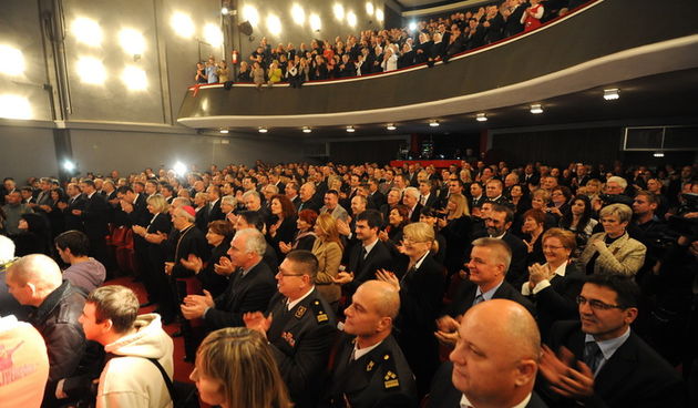 Zadar, 241112. 
Obiljezavanje Dana grada Zadra i dolazak generala Ante Gotovine pocasnog gradjanina grada Zadra. General Gotovina u Kazalistu u kojem je odrzana svecana sjednica gradskog vijeca. 
Na fotografiji: na svecanoj sjednici grada Zadra Kalmeta je