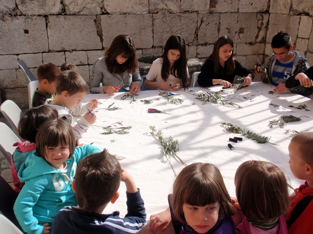 Radionica pletenja maslinovih grančica, foto: Karla Šorić Radionica pletenja maslinovih grančica, foto: Karla Šorić