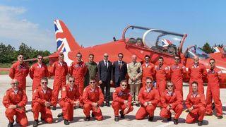 Akrobatska skupina “Red Arrows” Royal Air Forcea u posjeti Zračnoj bazi u Zemuniku Akrobatska skupina “Red Arrows” Royal Air Forcea u posjeti Zračnoj bazi u Zemuniku