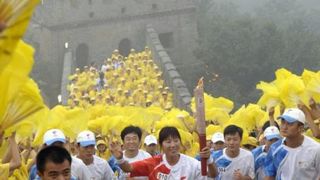 Olimpijska baklja na kineskom zidu