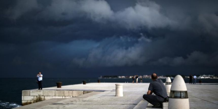 Opis 30.07.2014., Zadar – Ciklona Melisa jutros je na zadarsko podrucje donijela snazno nevrijeme praceno kisom i grmljavinom. Photo: Filip Brala/PIXSELL Autor Filip Brala/PIXSELL Ključne riječi ciklona, melisa, fronta, kisa, nevrijeme Opis 30.07.2014., Zadar – Ciklona Melisa jutros je na zadarsko podrucje donijela snazno nevrijeme praceno kisom i grmljavinom. Photo: Filip Brala/PIXSELL Autor Filip Brala/PIXSELL Ključne riječi ciklona, melisa, fronta, kisa, nevrijeme