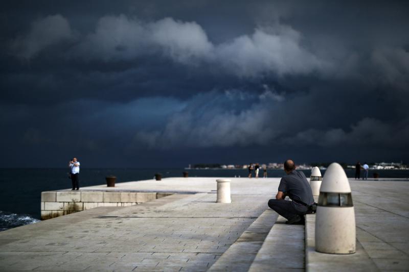 Opis  30.07.2014., Zadar – Ciklona Melisa jutros je na zadarsko podrucje donijela snazno nevrijeme praceno kisom i grmljavinom. Photo: Filip Brala/PIXSELL Autor  Filip Brala/PIXSELL Ključne riječi  ciklona, melisa, fronta, kisa, nevrijeme