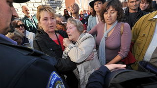 Zadar, 081112
Unatoc brojnim prosvjedima danas oko je oko 10h iz stana u zadarskoj cetvrti Arbanasi delozirana obitelj Vukic. Ulaz su svojim tijelima blokirali clanovi obitelji te njihovi prijatelji koje je policija bez otpora za ruke i noge odnijela u po Zadar, 081112
Unatoc brojnim prosvjedima danas oko je oko 10h iz stana u zadarskoj cetvrti Arbanasi delozirana obitelj Vukic. Ulaz su svojim tijelima blokirali clanovi obitelji te njihovi prijatelji koje je policija bez otpora za ruke i noge odnijela u po