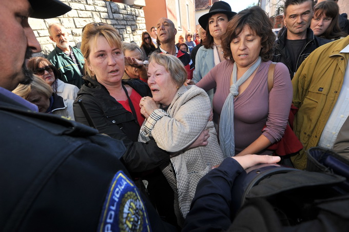Zadar, 081112
Unatoc brojnim prosvjedima danas oko je oko 10h iz stana u zadarskoj cetvrti Arbanasi delozirana obitelj Vukic. Ulaz su svojim tijelima blokirali clanovi obitelji te njihovi prijatelji koje je policija bez otpora za ruke i noge odnijela u po Zadar, 081112
Unatoc brojnim prosvjedima danas oko je oko 10h iz stana u zadarskoj cetvrti Arbanasi delozirana obitelj Vukic. Ulaz su svojim tijelima blokirali clanovi obitelji te njihovi prijatelji koje je policija bez otpora za ruke i noge odnijela u po
