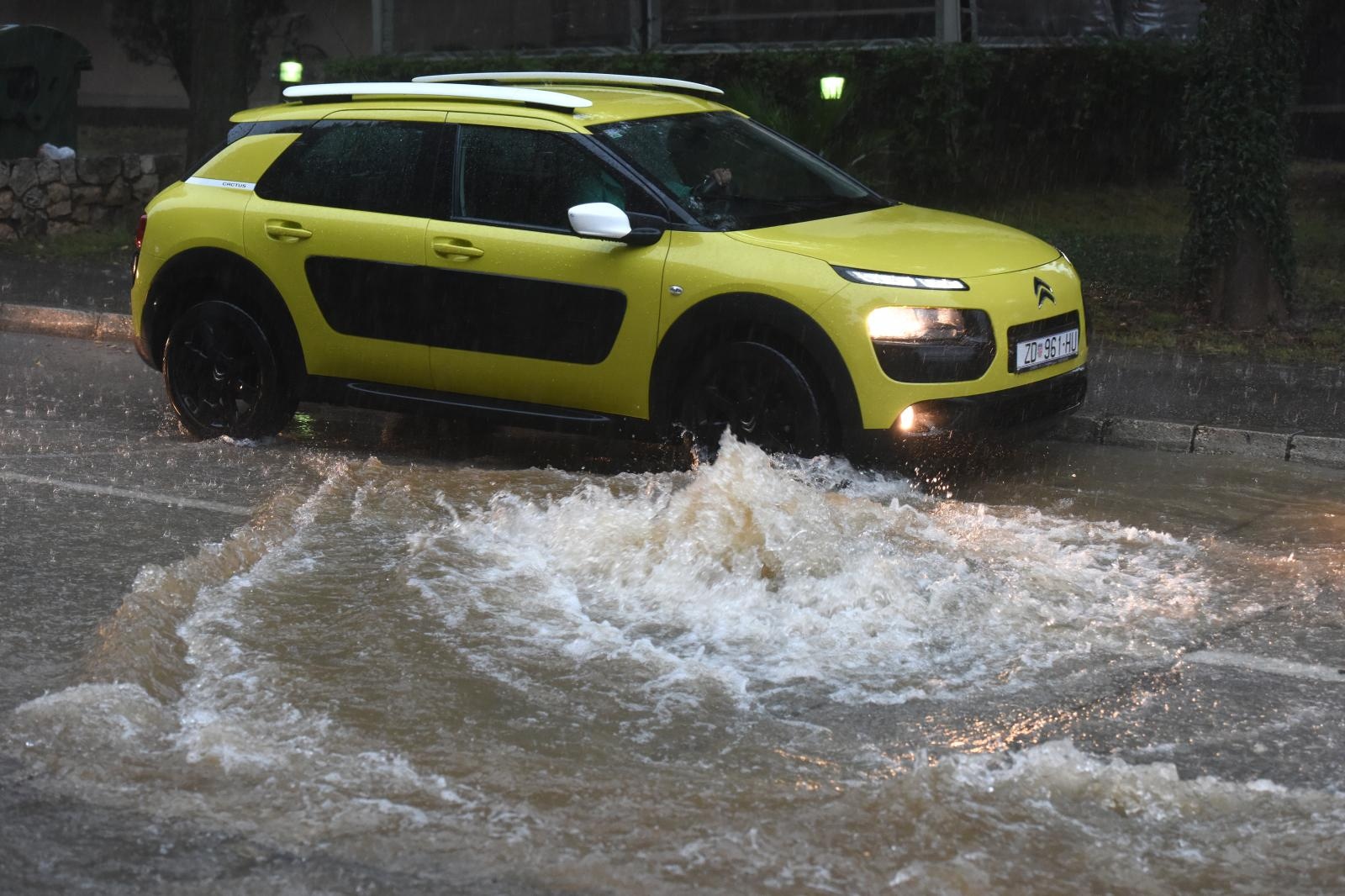 Kišna kataklizma u Zadru: poplavljen cijeli grad