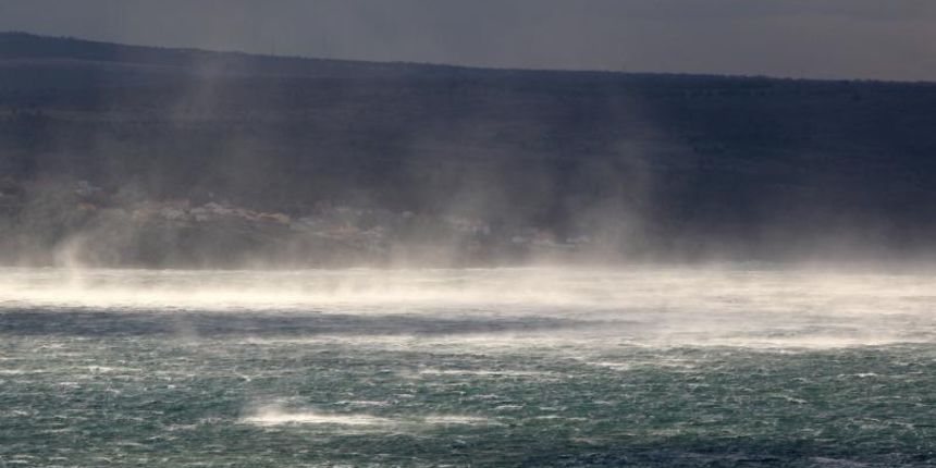 Bura u Podvelebitskom kanalu Bura u Podvelebitskom kanalu