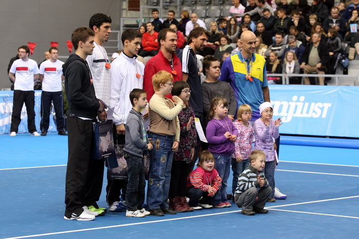 Osijek, 091210.
U osjeckoj dvorani Gradski vrt odigrat ce se humanitarni teniski spektakl, odnosno dvoboj Gorana Ivanisevica i Ivana Ljubicica. Cilj cijele manifestacije je humanitarnog karaktera. Prikupljena sredstva ici ce za pomoc pri lijecenju hrvats Osijek, 091210.
U osjeckoj dvorani Gradski vrt odigrat ce se humanitarni teniski spektakl, odnosno dvoboj Gorana Ivanisevica i Ivana Ljubicica. Cilj cijele manifestacije je humanitarnog karaktera. Prikupljena sredstva ici ce za pomoc pri lijecenju hrvats