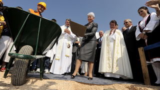Knin, 250911.
Postavljanje kamena temeljca za gradnju Pastoralnog centra Gospe velikog Hrvatskog krsnog zavjeta na prostoru bivse vojarne Senjak u Kninu
Na slici: premijerka Jadranka Kosor
Foto: Niksa Stipanicev / CROPIX Knin, 250911.
Postavljanje kamena temeljca za gradnju Pastoralnog centra Gospe velikog Hrvatskog krsnog zavjeta na prostoru bivse vojarne Senjak u Kninu
Na slici: premijerka Jadranka Kosor
Foto: Niksa Stipanicev / CROPIX