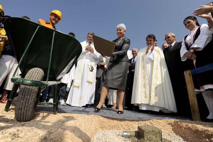 Knin, 250911.
Postavljanje kamena temeljca za gradnju Pastoralnog centra Gospe velikog Hrvatskog krsnog zavjeta na prostoru bivse vojarne Senjak u Kninu
Na slici: premijerka Jadranka Kosor
Foto: Niksa Stipanicev / CROPIX Knin, 250911.
Postavljanje kamena temeljca za gradnju Pastoralnog centra Gospe velikog Hrvatskog krsnog zavjeta na prostoru bivse vojarne Senjak u Kninu
Na slici: premijerka Jadranka Kosor
Foto: Niksa Stipanicev / CROPIX