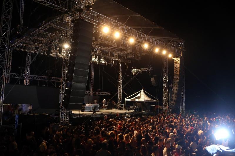 Novalja, Zrce – Koncert Chrisa Browna, koji je trebao biti odrzan na plazi Zrce, zbog jakog vjetra je otkazan te je, umjesto na plazi, Chris Brown koncert odrzao u prepunom klubu Aquarius. Photo: Dalibor Urukalovic/PIXSELL Novalja, Zrce – Koncert Chrisa Browna, koji je trebao biti odrzan na plazi Zrce, zbog jakog vjetra je otkazan te je, umjesto na plazi, Chris Brown koncert odrzao u prepunom klubu Aquarius. Photo: Dalibor Urukalovic/PIXSELL