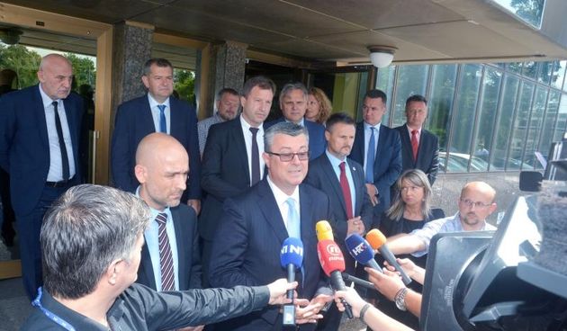 ehnicki Premijer Tihomir Oreskovic posjetio je Petrokemiju o cijem ga je poslovanju upoznao predsjednik Uprave Nenad Zecevic. Photo: Nikola Cutuk/PIXSELL