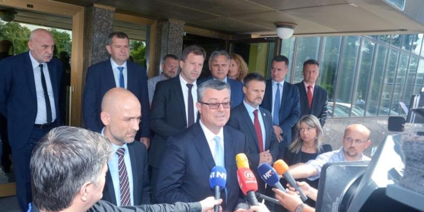 ehnicki Premijer Tihomir Oreskovic posjetio je Petrokemiju o cijem ga je poslovanju upoznao predsjednik Uprave Nenad Zecevic. Photo: Nikola Cutuk/PIXSELL