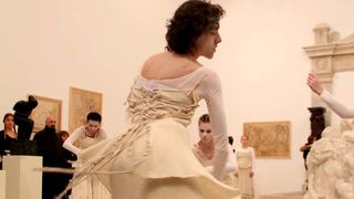 Glazbeno-plesni performans “Ona koja nosi”, foto: Iva Perinčić Glazbeno-plesni performans “Ona koja nosi”, foto: Iva Perinčić