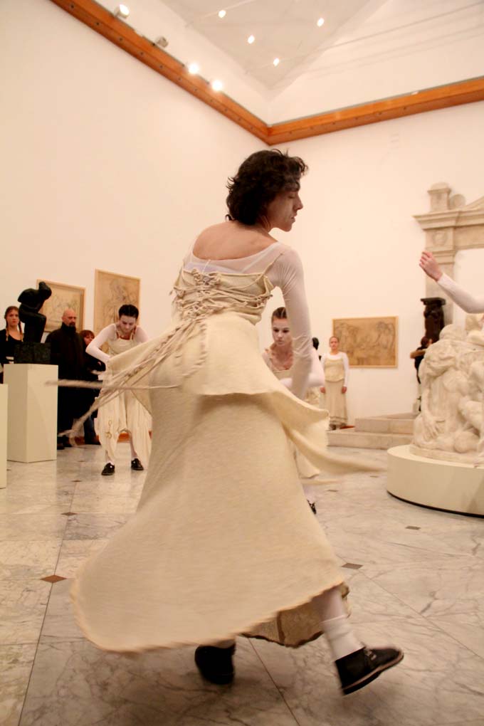 Glazbeno-plesni performans “Ona koja nosi”, foto: Iva Perinčić Glazbeno-plesni performans “Ona koja nosi”, foto: Iva Perinčić